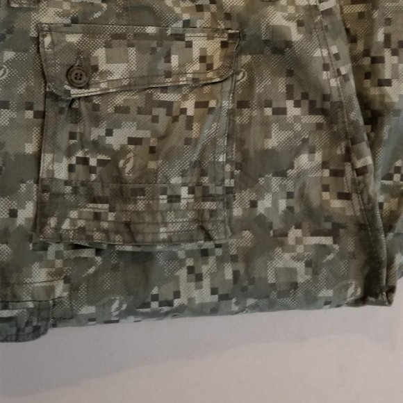 Ecko Men's Digital Camo Cargo Shorts - 42W - New - Picture 2 of 3